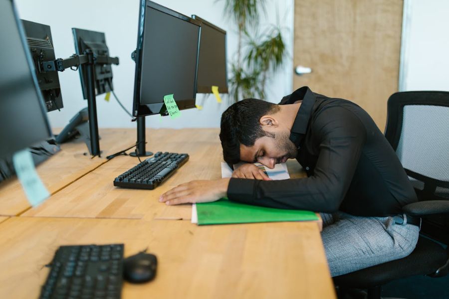 Hombre cansado en oficina